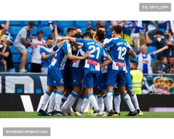 拉斯帕尔马斯球迷庆祝保级关键胜利,球场外欢庆至深夜 拉斯帕尔马斯球迷庆祝保级关键胜利,球场外欢庆至深夜